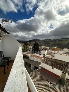 蒙地卡罗Casa Flores的从大楼的阳台上可欣赏到城市景观