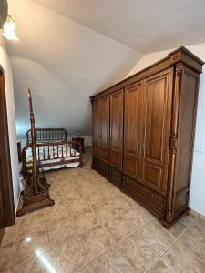 蒙地卡罗Casa Flores的一间卧室配有一张床和一个大型木制橱柜