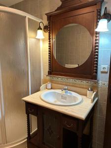 蒙地卡罗Casa Flores的一间带水槽和镜子的浴室