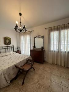 蒙地卡罗Casa Flores的一间卧室配有一张床、镜子和椅子