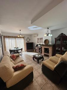 蒙地卡罗Casa Flores的客厅配有两张沙发和一张桌子