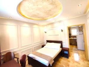 沃洛斯Villa Miltiadis GreeceFilloxenia的一间卧室设有一张带大型天花板的床。