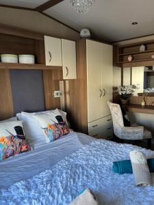 洛西茅斯Playa la Casa的一间卧室配有一张带蓝色毯子的大床
