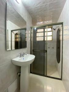 波哥大Hotel Fontibon的一间带水槽和淋浴的浴室