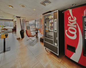 米德瓦尔探索旅馆的房间里的古柯可乐自动售货机