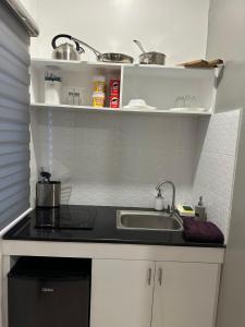 达沃市Privée Homestay的厨房配有水槽和台面