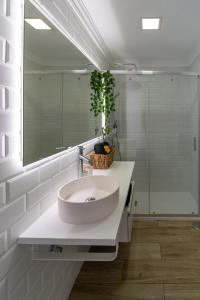 阿里纳加Sunny Winter Arinaga的白色的浴室设有水槽和镜子