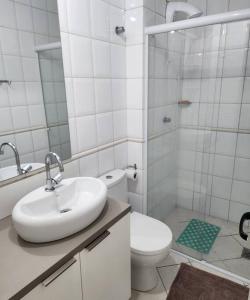 弗洛里亚诺波利斯Apartamento pe na areia e com vista linda的一间带水槽、卫生间和淋浴的浴室