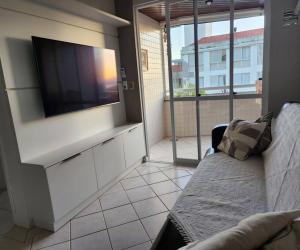 弗洛里亚诺波利斯Apartamento pe na areia e com vista linda的客厅配有平面电视和沙发。