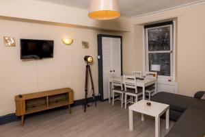 爱丁堡Warm&Welcoming City Centre Apartments by Meadows 7的客厅配有沙发和桌子