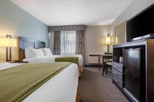 米西索加多伦多西部迪克西401品质套房酒店的酒店客房设有两张床和一台平面电视。