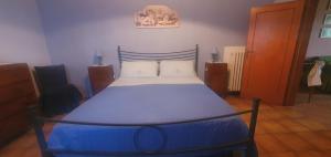 蒙特普齐亚诺乐奥格里诺迪玛提那公寓的一间位于客房内的蓝色床卧室