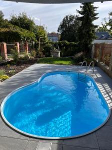 奥洛穆茨Sunny apartment的车道上的游泳池,带蓝色的游泳池