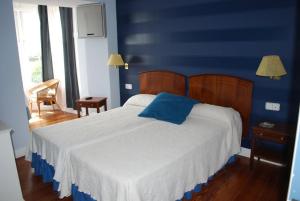 普伦西亚Casa de marinos UribeKosta的蓝色的卧室,配有一张蓝色墙壁的床
