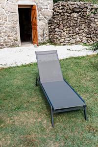 卡尔诺塔O Fogar do Carpinteiro的坐在院子里草地上的椅子