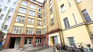 柏林Serviced Room im Herzen Berlin‘s的一座建筑前面停放着自行车