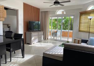 喀巴里特卡巴雷巴伊亚公寓式酒店的带沙发和电视的客厅