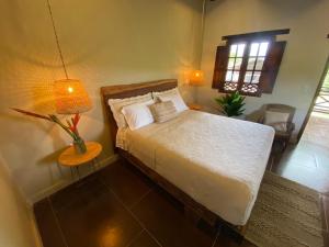 瓜杜阿斯Mentto Hotel的一间卧室配有床、灯和窗户