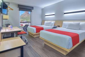 瓜伊马斯City Express by Marriott Guaymas的酒店客房配有两张床和一张书桌