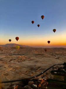 卢克索House of Dreams apartments Luxor的一组热气球在天空中飞行