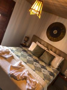 圣米格尔-杜斯米拉格里斯Casa Milagres do Porto - Suítes的一间卧室配有一张床铺,床上有毯子