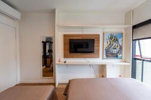 库里提巴Bristtol Metropolitan Flat的一间卧室配有两张床和一台平面电视