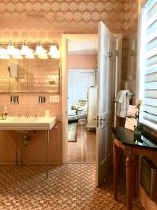 VersaillesCharred Oaks Inn的一间带水槽和冰箱的浴室