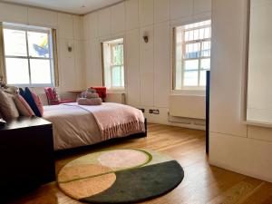 伦敦肖迪奇私人一室公寓的一间卧室配有一张床和地毯