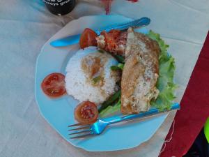 LénakelTanna Lava View Bungalows的餐桌上放有米饭和西红柿的食品