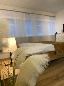 巴塞尔Eine schöne Wohnung am Messeplatz的一间卧室配有一张床和一张带台灯的桌子