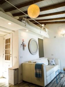 切法卢Casa Vela的客厅配有沙发和墙上的镜子