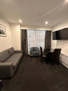 惠灵顿吉尔默公寓式酒店的客厅配有沙发和桌子