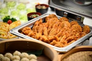 山之内町田川酒店的盘子里的鸡肉自助餐