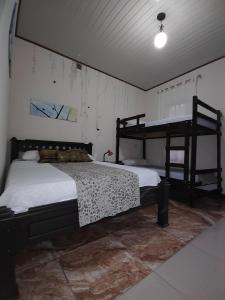 JiménezSalamandra Costa Rica的一间卧室配有两张双层床。