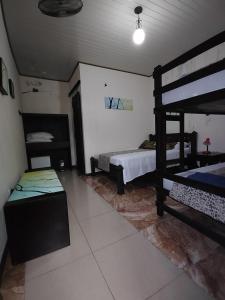 JiménezSalamandra Costa Rica的一间卧室设有两张双层床和一张桌子