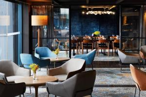 悉尼悉尼港1号码头傲途格精选酒店的一间带桌椅的餐厅和一间用餐室