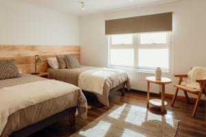 科伊艾科PURA Hotel的一间卧室设有两张床和窗户。