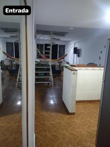 卡塔赫纳Encanto en Cartagena, aparatamento Duplex con vista al mar的一间设有楼梯的房间和一间设有房间的房间