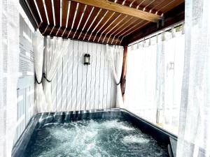 库鲁姆海滩Private Outdoor Spa, Fire Pit - THE RETREAT COOLUM BEACH的水室里的一个按摩浴缸