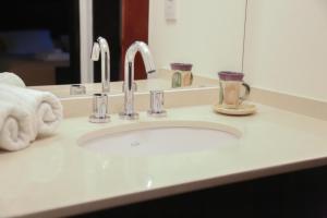梅洛La Quinta Resort的浴室的柜台设有水槽和镜子