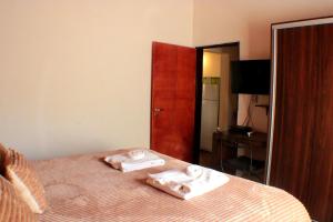 梅洛La Quinta Resort的一间卧室配有一张床,上面有两条毛巾