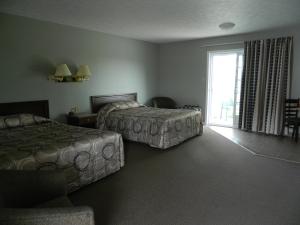 大瀑布山顶餐厅汽车旅馆的酒店客房设有两张床和大窗户。