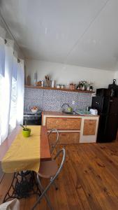 Punta ColoradaCasa en alquiler El Detalle Punta Negra的厨房铺有木地板,配有木桌。