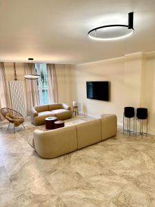 汉堡Sanierte 5 Zimmer Luxus Standard Apartment auf 350qm的带沙发和电视的大型客厅