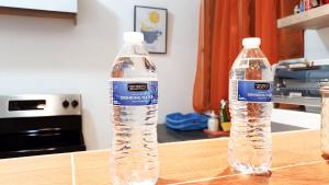 圣萨尔瓦多SAN BENITO FLATS WIFI 50MG - 4 HUESPEDES - PARQUEOS的桌子上放两瓶水