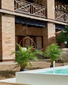 瓜杜阿斯Mentto Hotel的大楼前设有游泳池的酒店