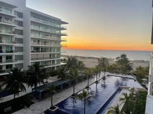 卡塔赫纳Apartamento de lujo Morros ULTRA con vista y acceso directo al mar , Cartagena de Indias的从度假村的阳台上可欣赏到海滩景色