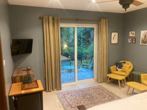 象岛Nanai Resort Salakphet的一间卧室设有一张床和一个滑动玻璃门