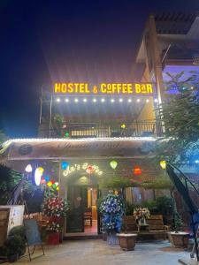 Kỳ VĩAn Hostel & Coffee Bar的酒店和咖啡吧,上面有标志