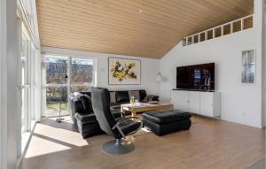 埃斯比约Stunning Home In Esbjerg V With Kitchen的客厅配有沙发和桌子